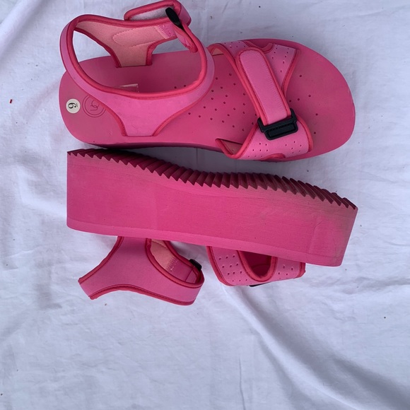 Urban Outfitters Pink Platforms - Picture 3 of 3